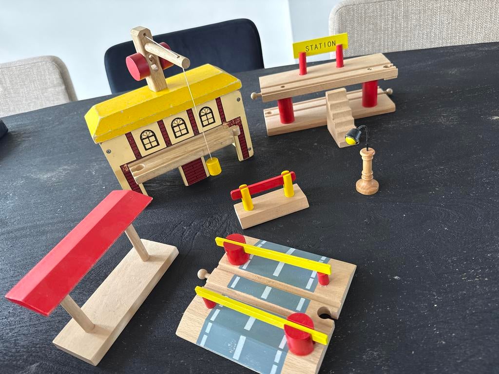 Houten spoorlijn set: station, overgangen, remise met takel, Kinderen en Baby's, Speelgoed | Speelgoedvoertuigen, Ophalen, Gebruikt