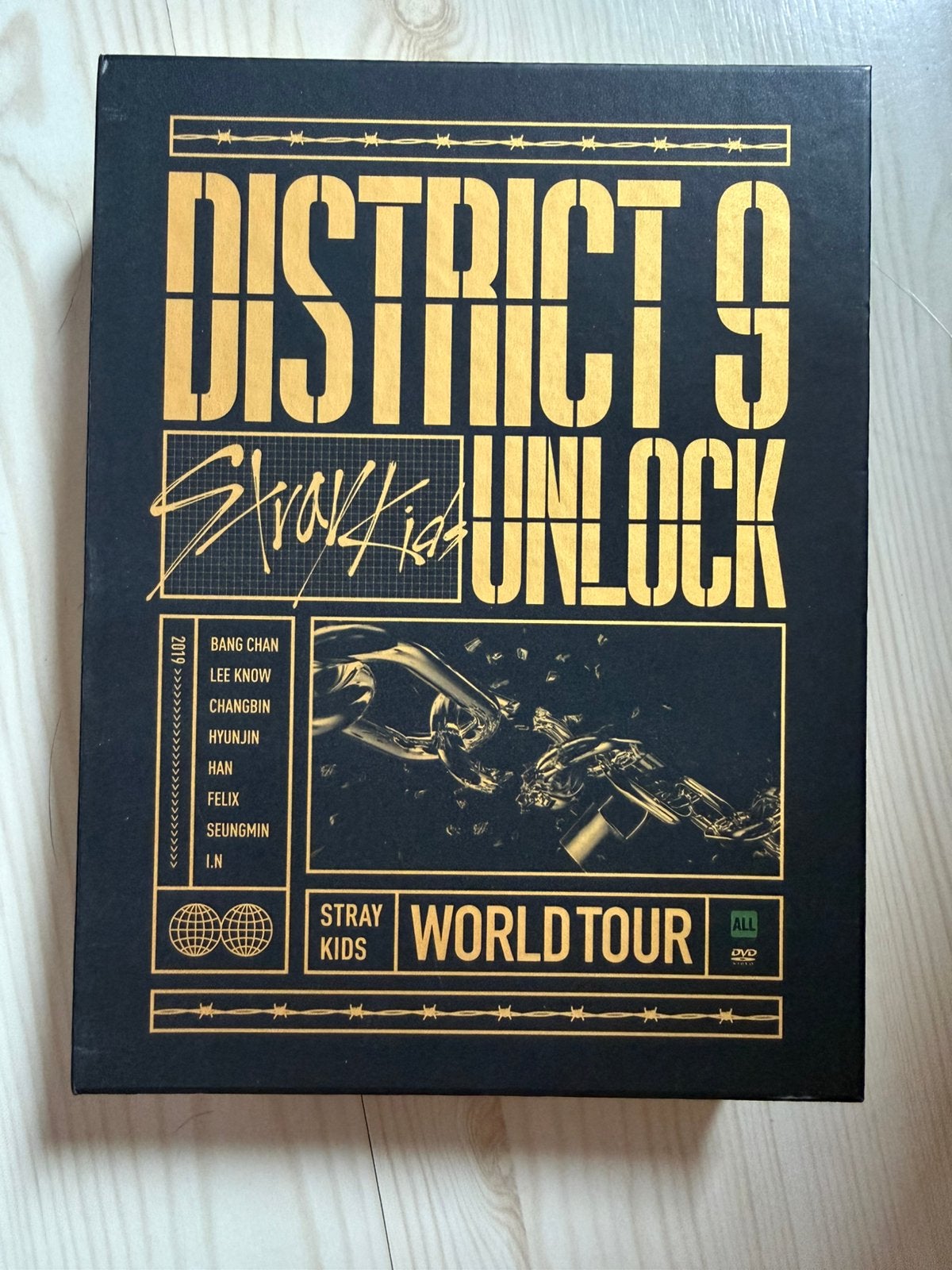 Stray Kids District 9 Unlock World Tour dvd set, Verzamelen, Muziek, Artiesten en Beroemdheden, Zo goed als nieuw, Cd of Plaat