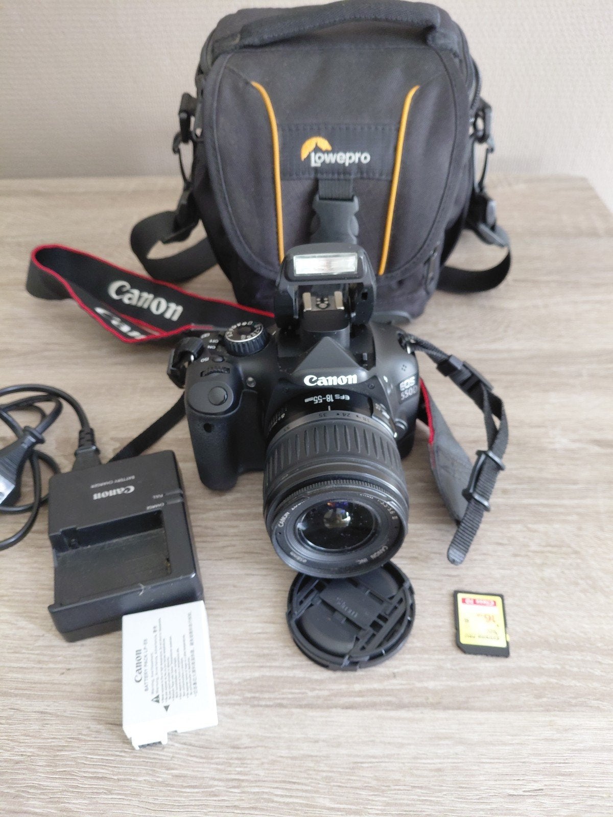 Canon EOS 550D Spiegelreflexcamera met 18-55mm lens, Audio, Tv en Foto, Fotocamera's Digitaal, Ingebouwde flitser, Gebruikt, Spiegelreflex