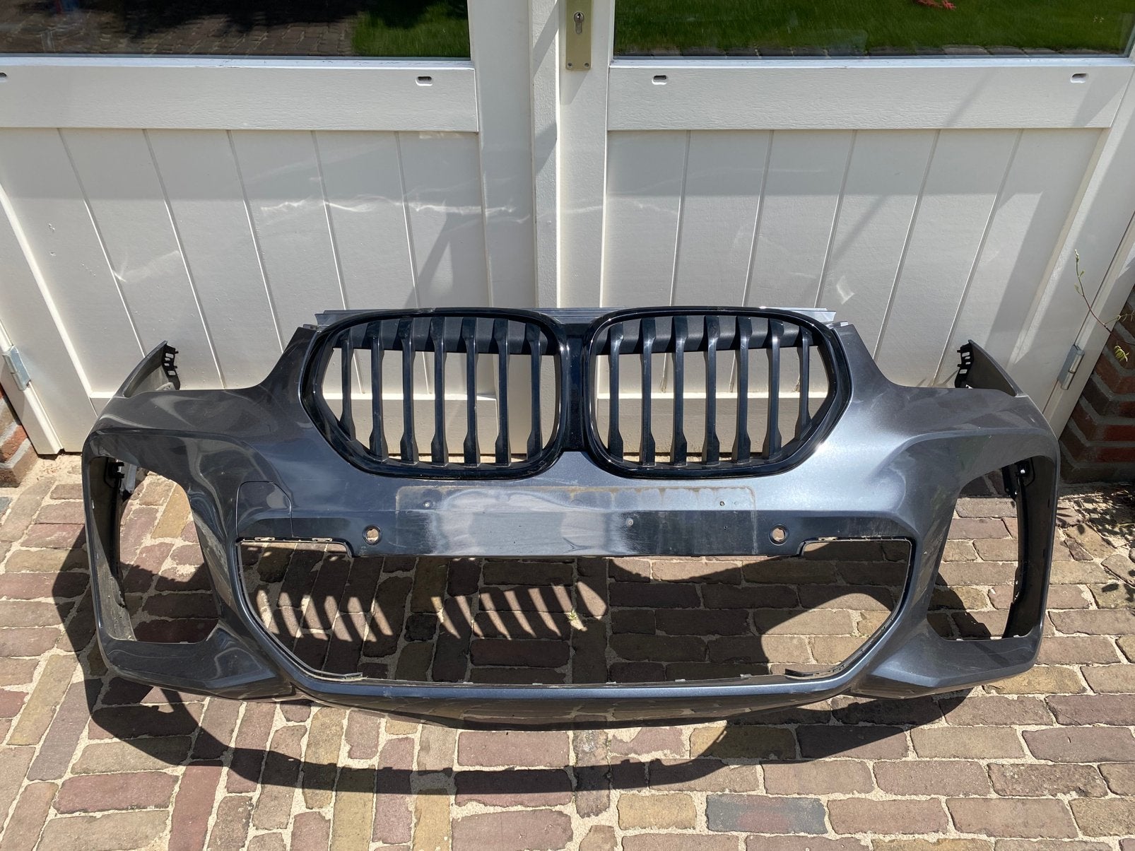 Voorbumper BMW X1 F48 M-sport pakket met zwarte grill, Gebruikt, Voor, Ophalen of Verzenden, Bumper