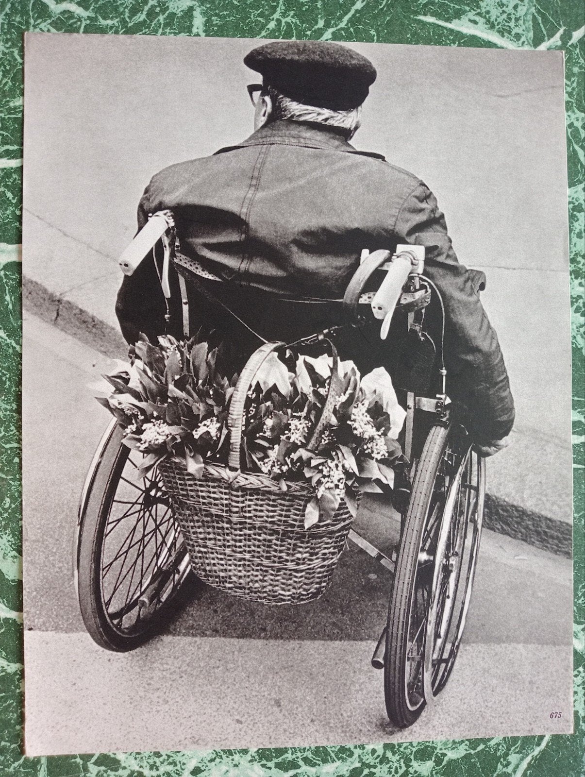 Fotogravure ca 1970 Man in rolstoel met bloemen jaren 50-60, Ophalen of Verzenden, 1960 tot 1980, Gebruikt