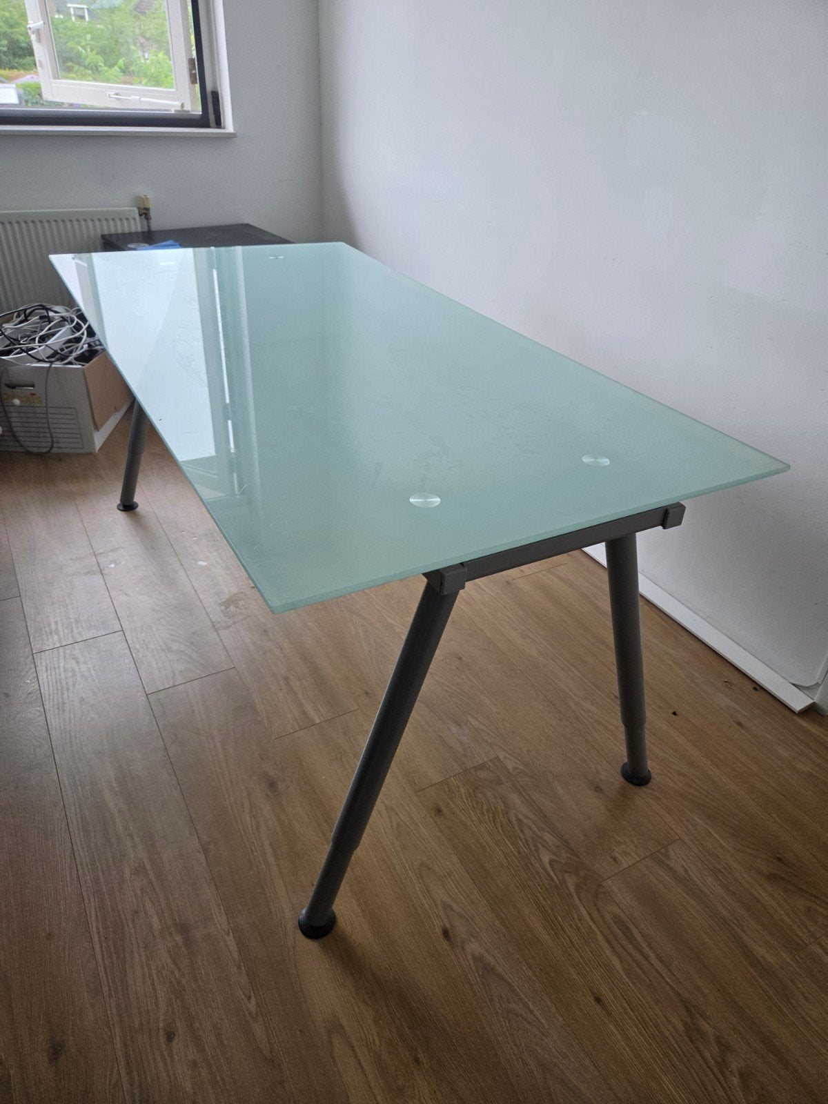 IKEA bureau tafel met glazen blad, Huis en Inrichting, Bureaus, Gebruikt, Ophalen of Verzenden, IKEA, Zilver