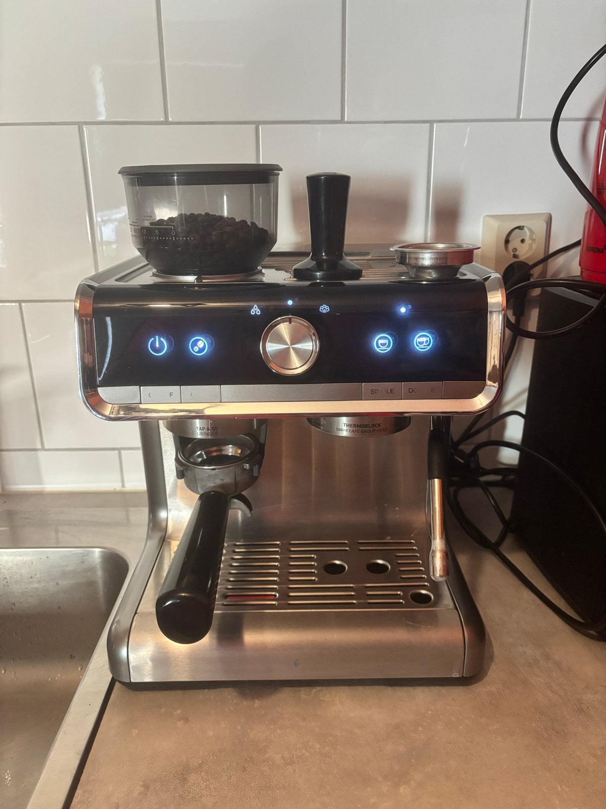 Espressoapparaat met bonenmaler en melkopschuimer, Afneembaar waterreservoir, Gebruikt, Espresso apparaat, 2 tot 4 kopjes