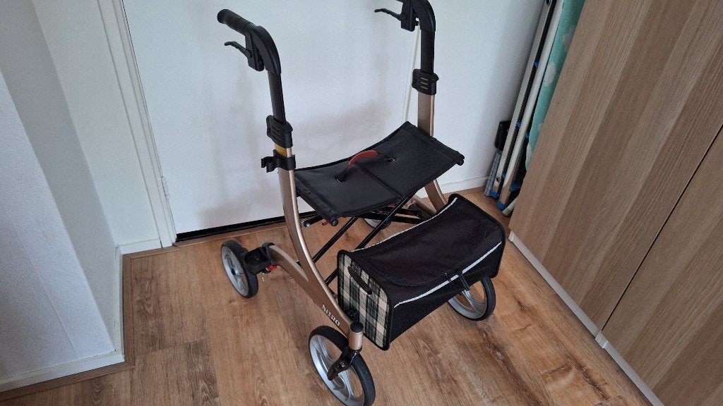 Nitro M rollator champagne vrijwel nieuw met tas en dienblad, Ophalen, Lichtgewicht, Gebruikt