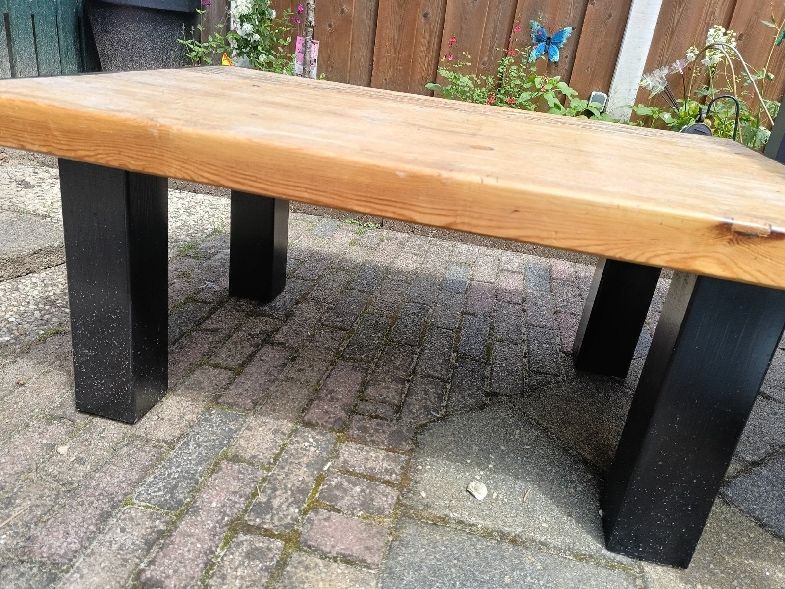 Robuuste houten salontafel met zwart onderstel, Huis en Inrichting, Gebruikt, Industrieel, Landelijk, Minder dan 50 cm, Rechthoekig