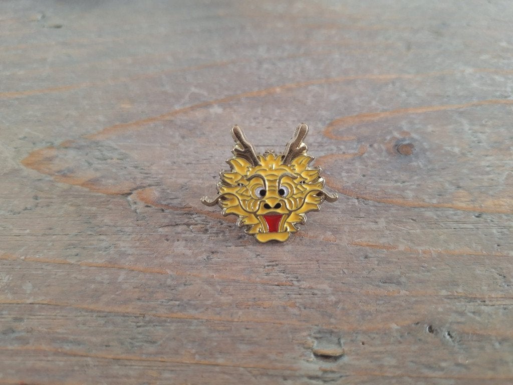 1 mooie pin van een gele chinese draak te koop, Verzamelen, Speldjes, Pins en Buttons, Ophalen of Verzenden, Nieuw, Overige onderwerpen