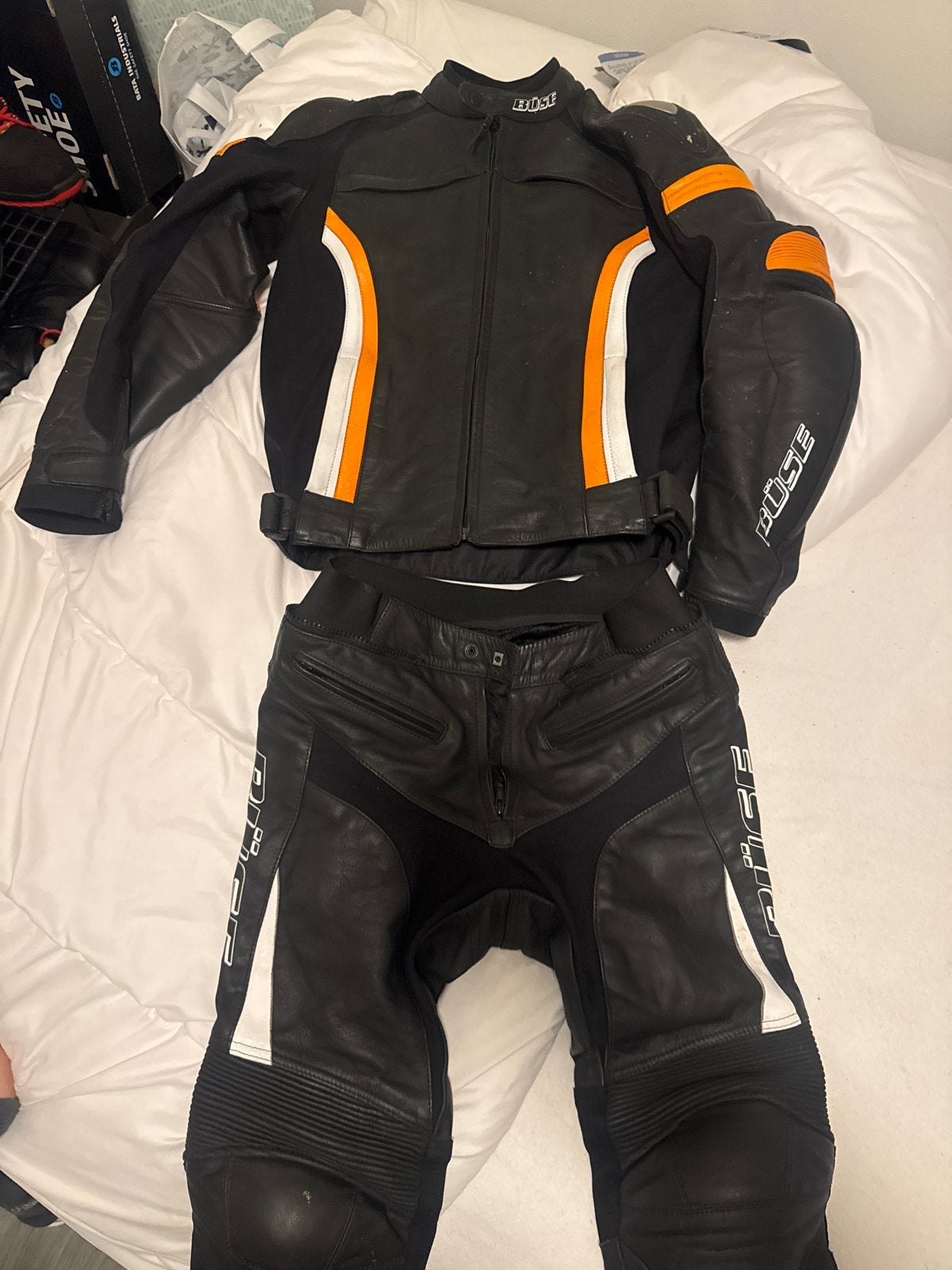 Büse Motorpak Leer Zwart/Oranje (Jas M/50, Broek S/48), Motoren, Kleding | Motorkleding, Ophalen of Verzenden, Tweedehands, Kinderen