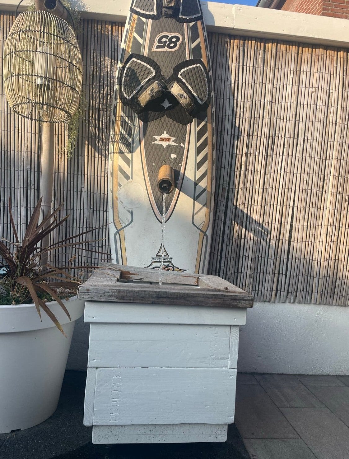 Unieke Waterpartij van Gerecyclede Surfplank