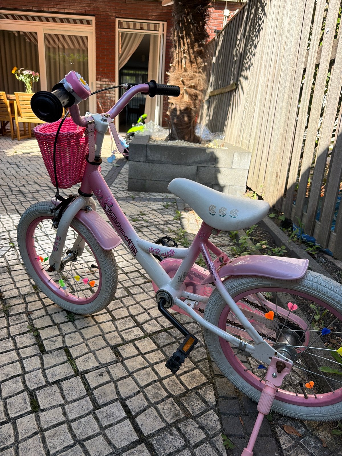 Roze kinderfiets met zijwieltjes - Zo goed als nieuw, Ophalen, Terugtraprem, Zijwieltjes, 16 tot 20 inch