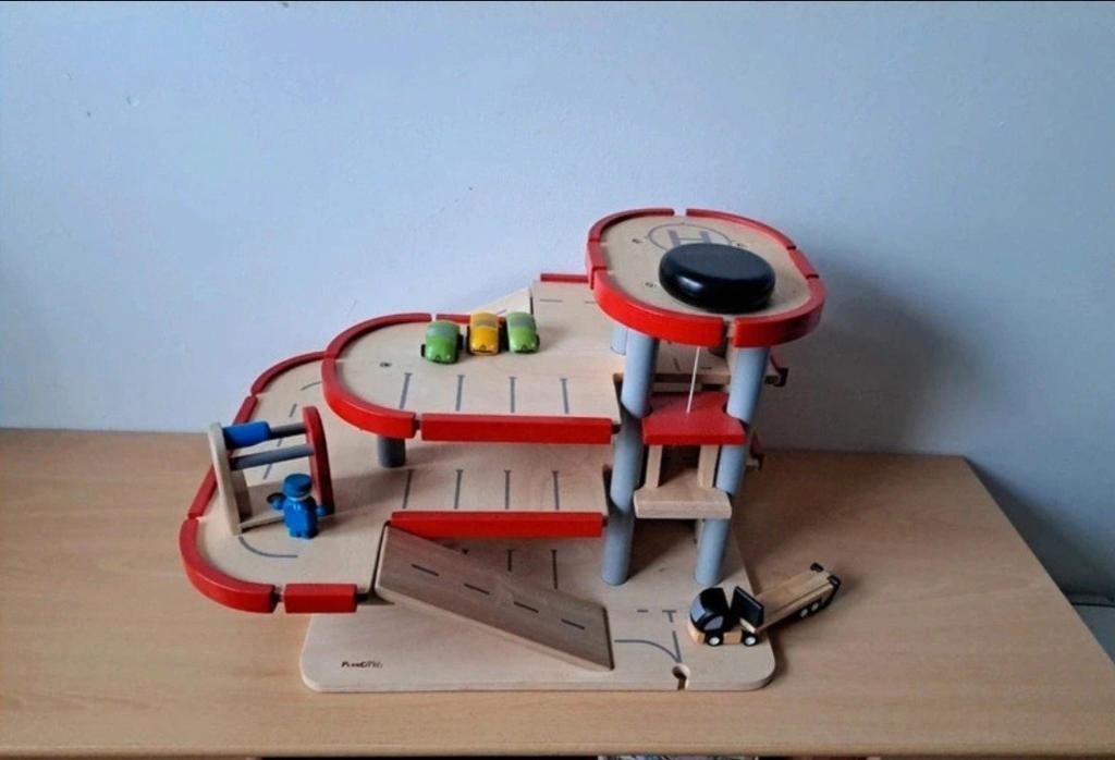 Garage van plan toys, Ophalen of Verzenden, Zo goed als nieuw, Handmatig, Overige merken