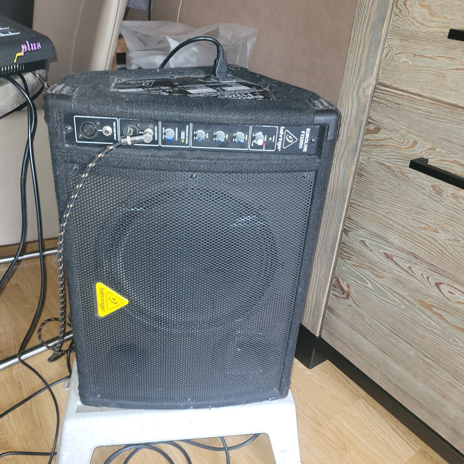 Behringer Eurolive F1320D actieve 300-watt 2-weg monitor, Studiomonitor, Gebruikt, Ophalen, 150 watt of meer