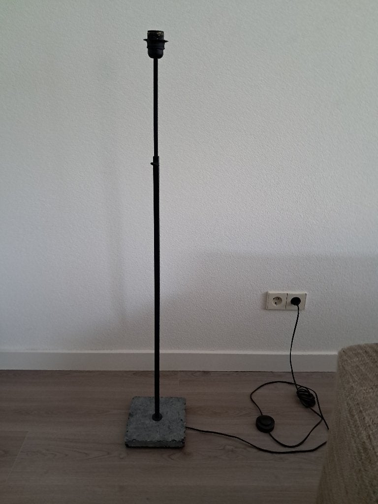 Te koop gevraagd: vloerlamp van metaal met stenen voet, Ophalen, Metaal, 150 tot 200 cm