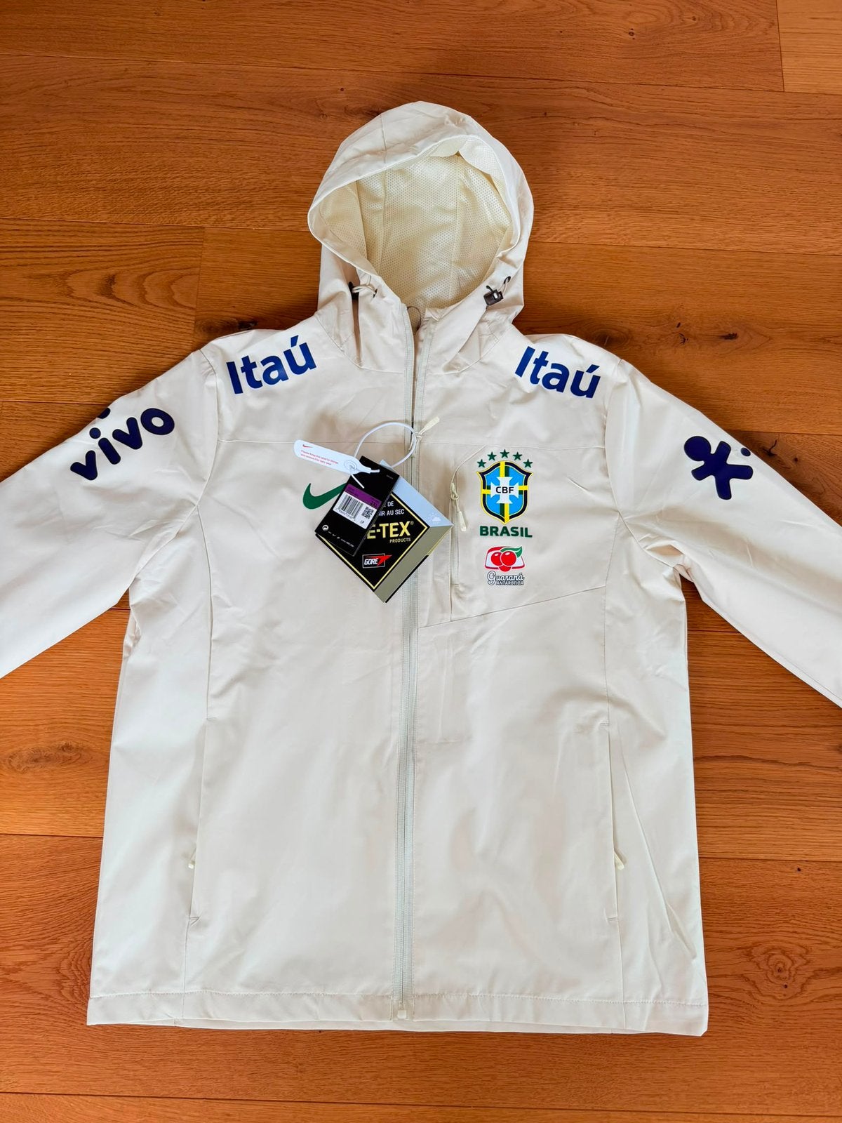Nike Brazil Windbreaker – Beige – XXL (valt als L) – Nieuw, Ophalen of Verzenden, Nieuw, Maat 52/54 (L), Beige