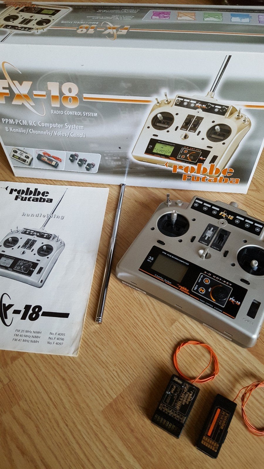 Robbe Futaba FX-18 zender 35Mhz met 2 ontvangers, Hobby en Vrije tijd, Modelbouw | Radiografisch | Vliegtuigen, Ophalen of Verzenden