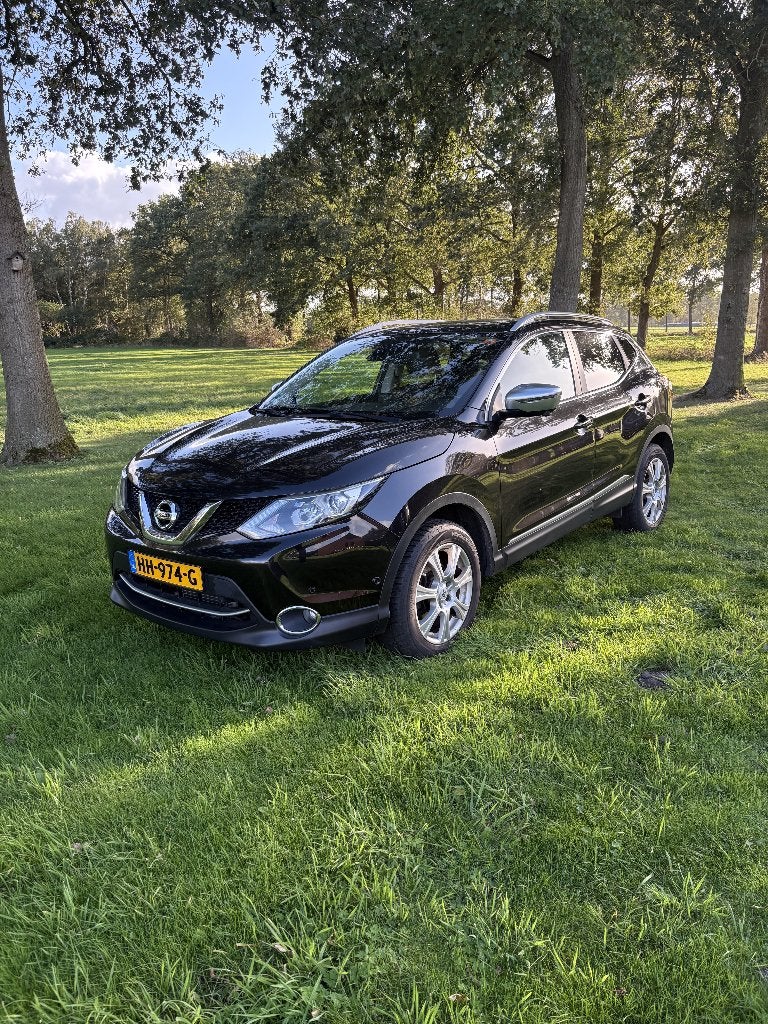 Nissan Qashqai 1.2 Dig-t 85KW Tekna 2015 Zwart TREKHAAK, Auto's, 4 cilinders, Zwart, Navigatiesysteem, 115 pk