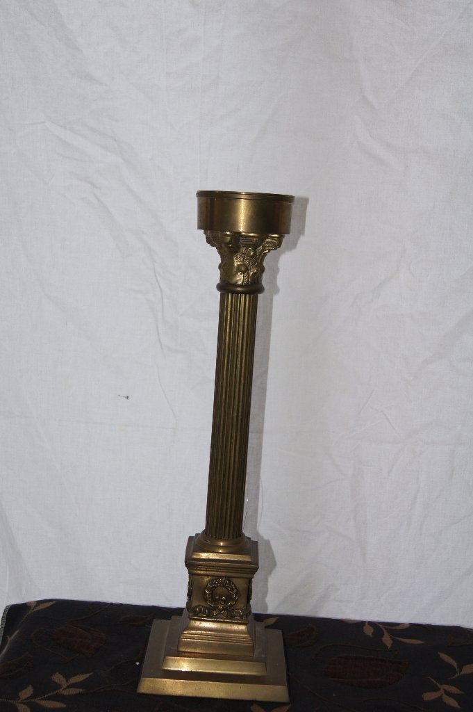 Antieke bronzen zuil kandelaar met reliëf decoratie, Ophalen of Verzenden, Koper of Brons