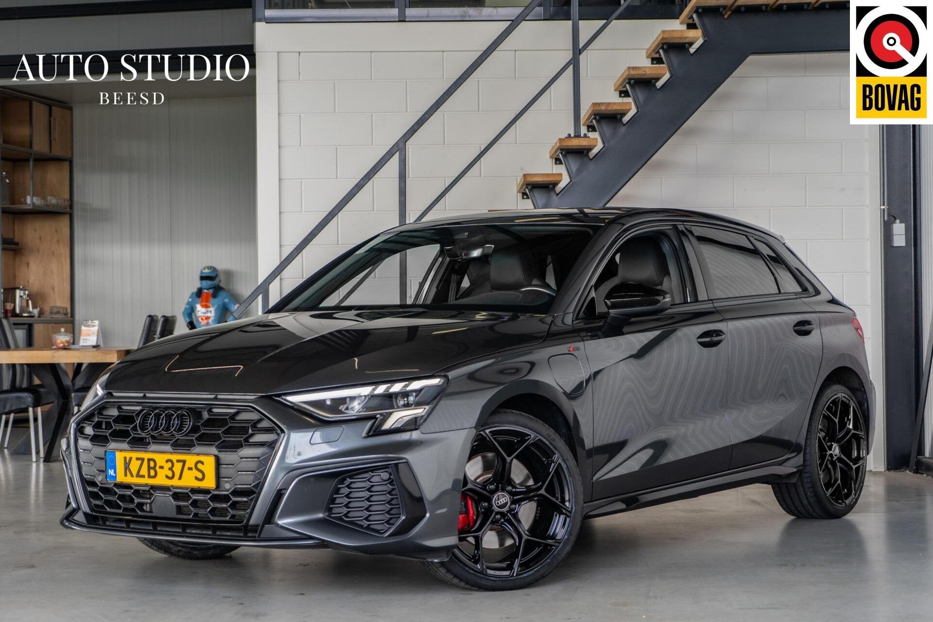 Audi A3 Sportback 45 TFSI e S-line | Leer met rode stiksels, Auto's, Dealer onderhouden, Gebruikt, 4 cilinders, Met garantie (alle)