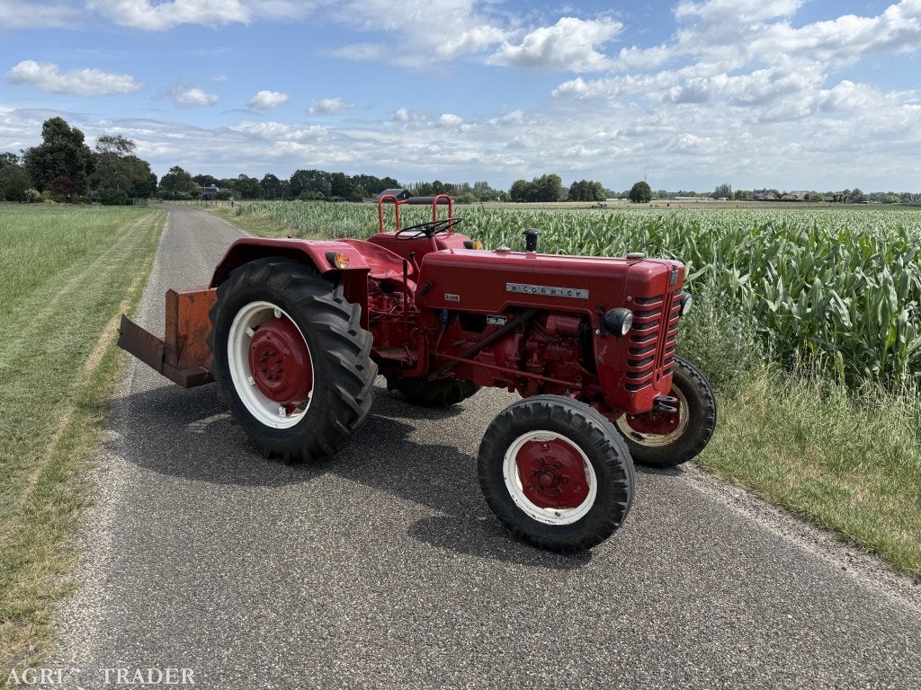 MC Cormick D 324 trekker tractor met grondbak, Niet opgegeven, -, Niet opgegeven