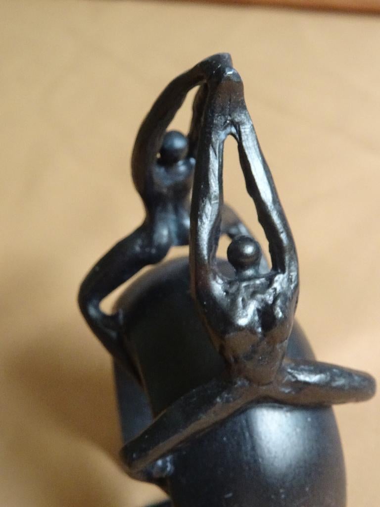 brons beeld cirkel met 2 dansers hoepel man + vrouw op ring, Overige onderwerpen, Minder dan 20 cm, Ophalen of Verzenden, Brons