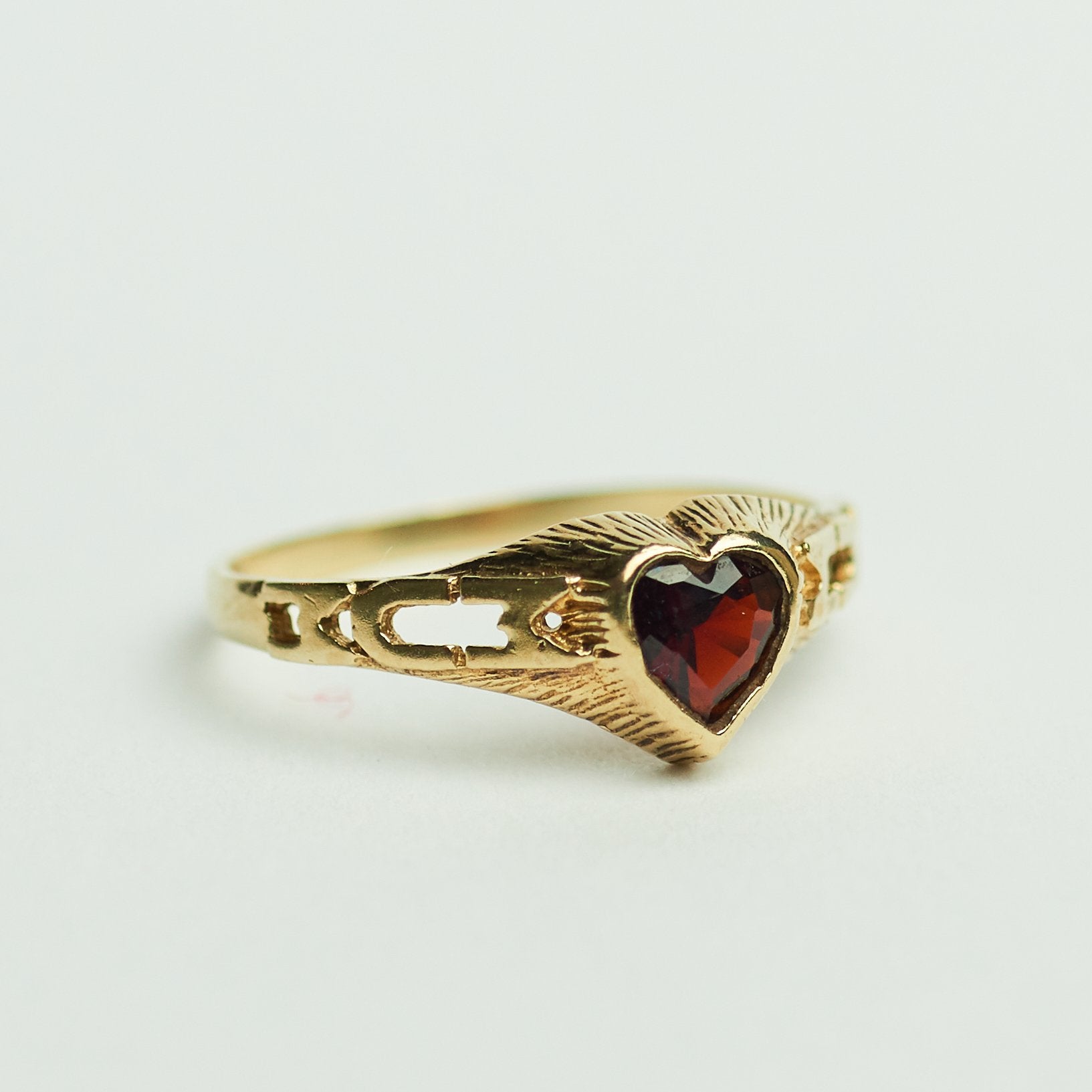 Vintage gouden ring hart MUM 9 karaat met granaat uniek, Ophalen of Verzenden, Met edelsteen, Dame, Goud