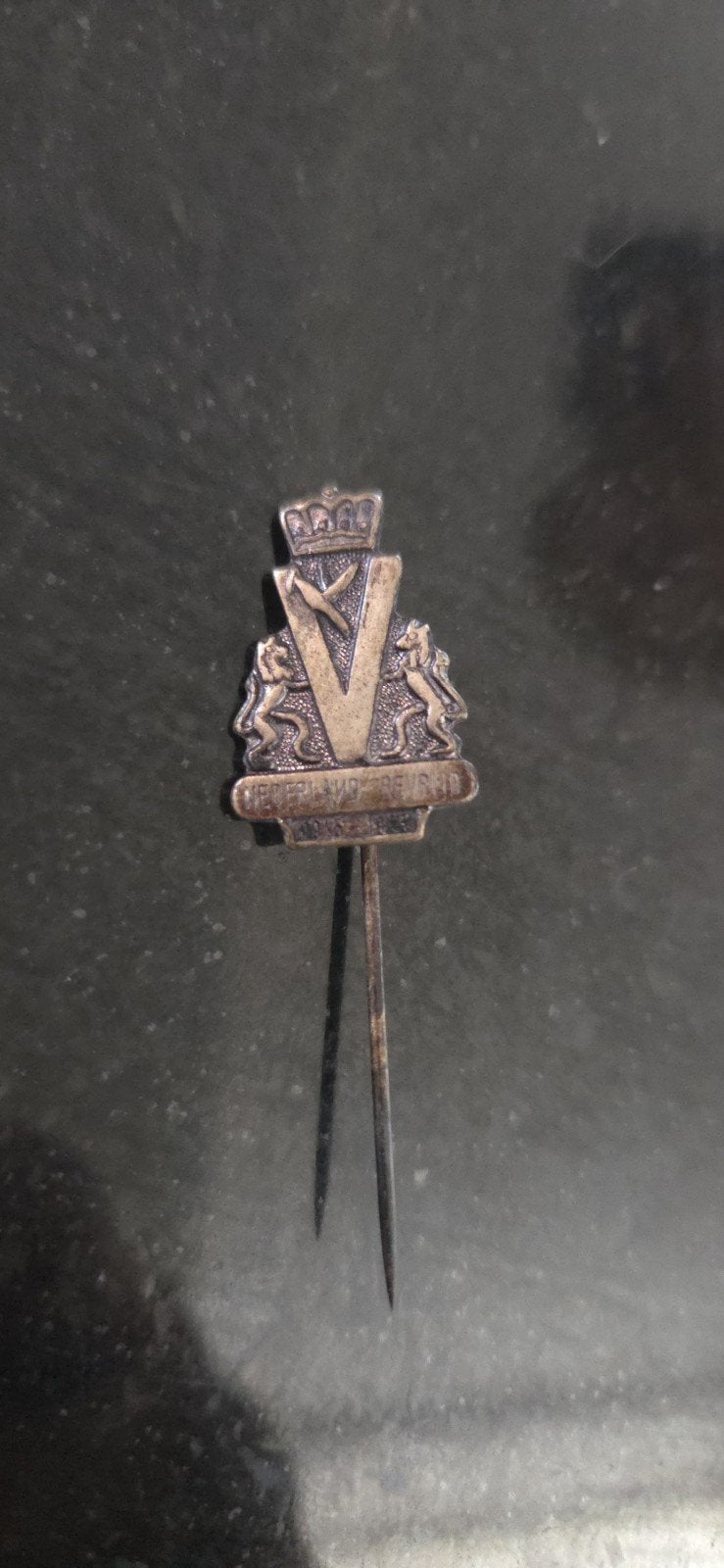 Vintage speld "Nederland Bevrijd 1940-1945", V met kroon en, Verzamelen, Ophalen of Verzenden, Gebruikt, Overige onderwerpen