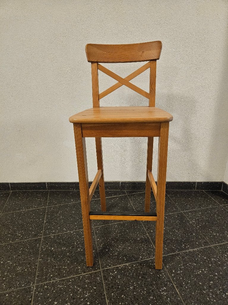 Houten barkruk met rugleuning en voetensteun