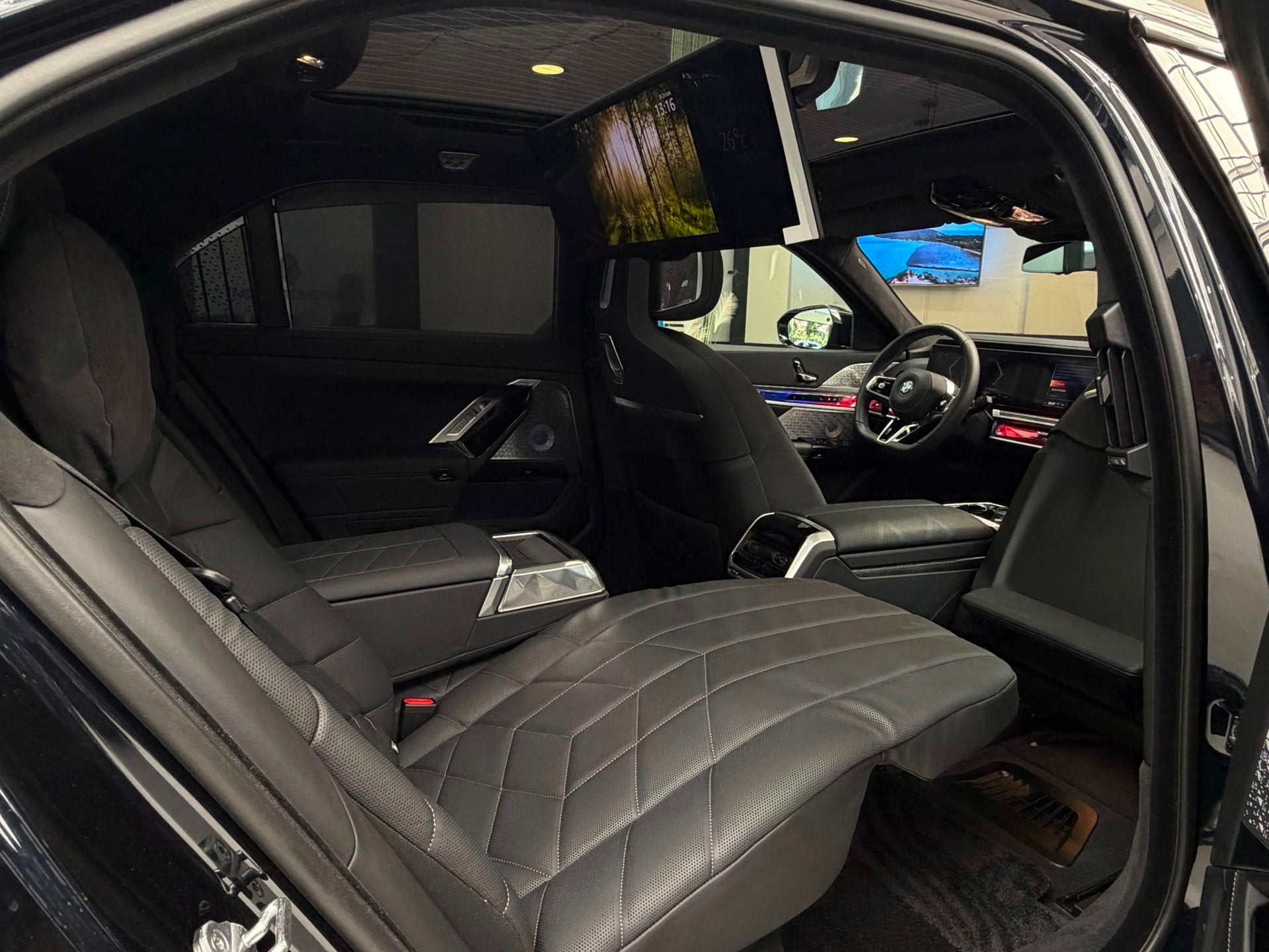 BMW 7-serie M760e xDrive M-Sport|B&W|SkyL|Rear Seat|Theater, Auto's, Automaat, Dealer onderhouden, 2000 kg, Zwart