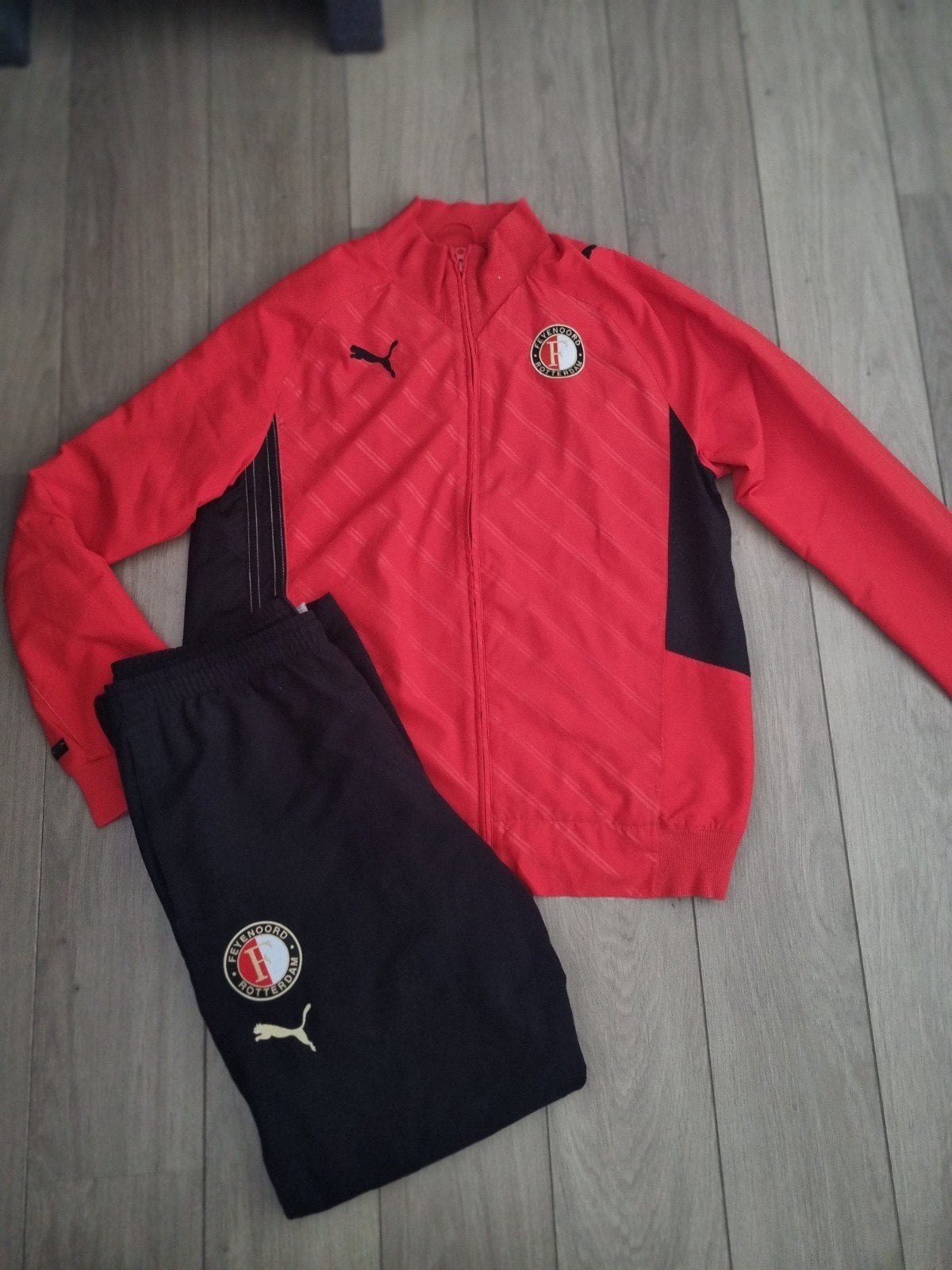 Puma feyenoord hotelpak trainingspak trainingsbroek jas mt M, Ophalen of Verzenden, Maat 48/50 (M), Zwart, Voetbal