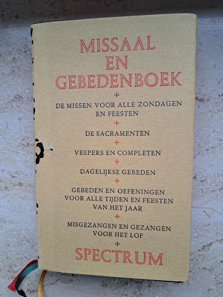 Spectrum Zondagmissaal & Gebedenboek 1952 Compleet, Ophalen of Verzenden, Gelezen, Christendom | Katholiek