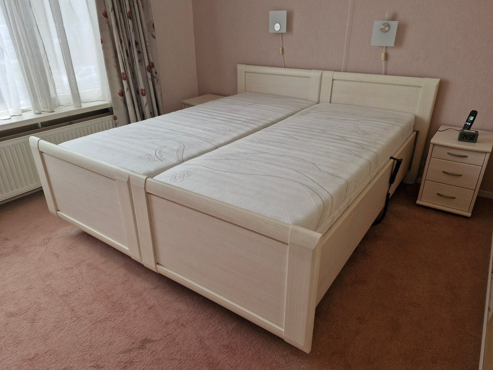 Elektrisch verstelbaar tweepersoonsbed 180x200 cm, Huis en Inrichting, Slaapkamer | Bedden, Ophalen, Overige materialen, Uitklapbaar i.v.m. er onder stofzuigen