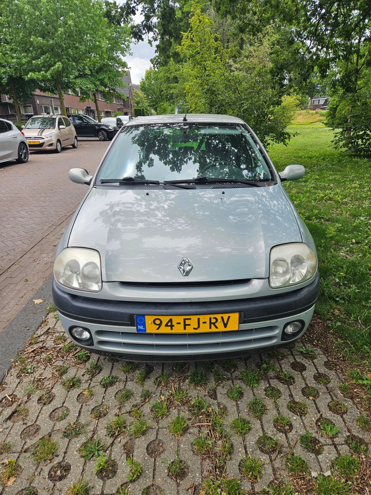 Renault Clio 1.6 RN AUT 2000 Grijs, Auto's, Renault, 535 kg, 40 €/maand, 4 cilinders, Origineel Nederlands