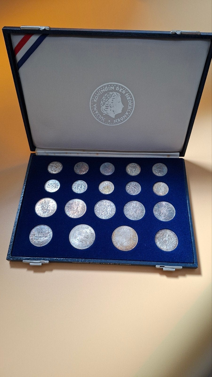 Box met zilveren munten Juliana, Munten met patina, Postzegels en Munten, Munten | Nederland, Koningin Juliana, Setje, Zilver