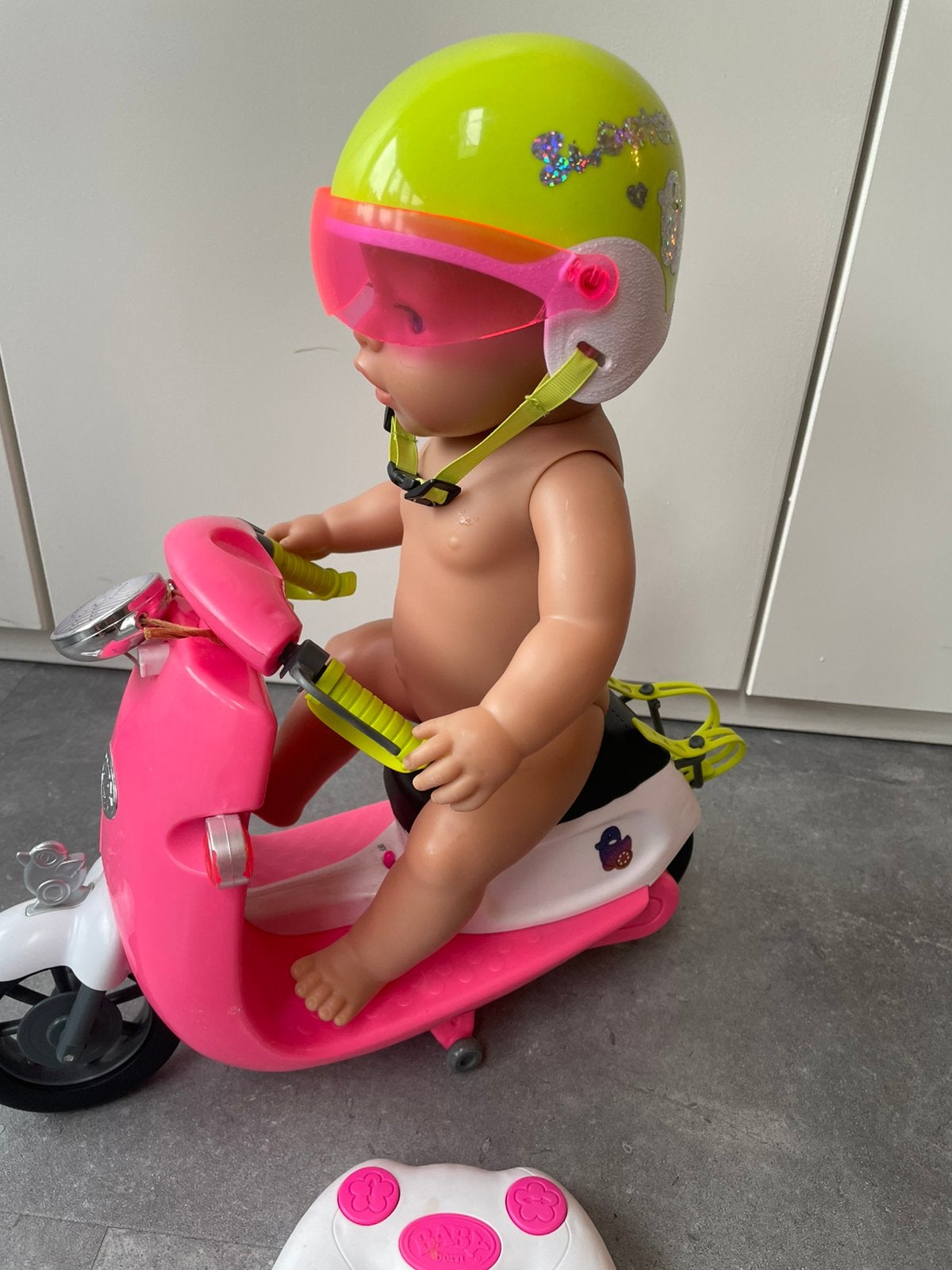 Orginele Baby Born pop met scooter, Kinderen en Baby's, Speelgoed | Speelgoedvoertuigen, Ophalen, Gebruikt, Afstandsbediening