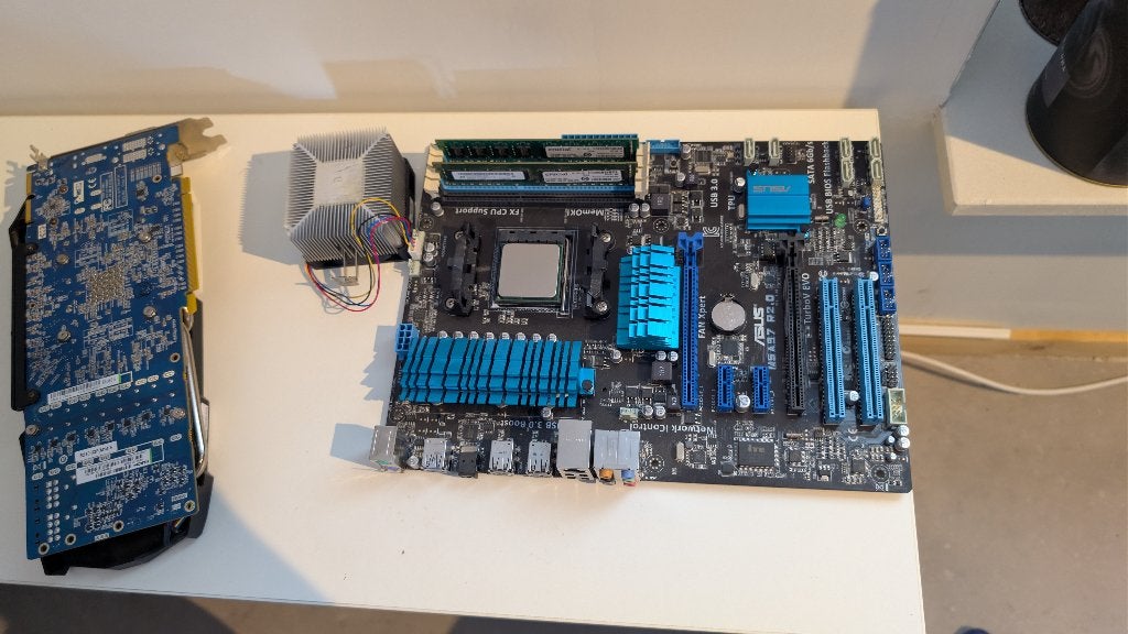 Asus M5A97 - AMD FX6300 - 8GB Radeon HD7950, Computers en Software, Moederborden, DDR3, Ophalen of Verzenden, ATX, Gebruikt