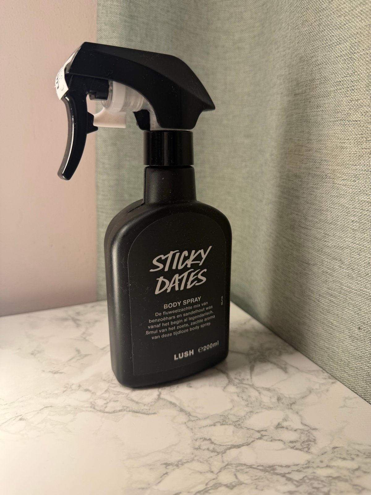 Lush Sticky Dates Body Spray 200ml - Zo goed als nieuw, Ophalen of Verzenden, Zo goed als nieuw, Deodorant of Bodyspray