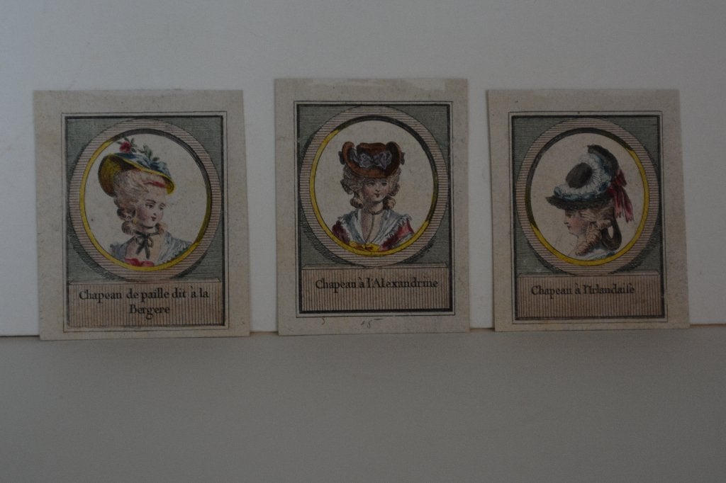 KAPSELS + HOEDEN 3 ZELDZAME GRAVURES 1785 Handgekleurd GH6, 6 cm, Verzenden, 4 cm, Mode