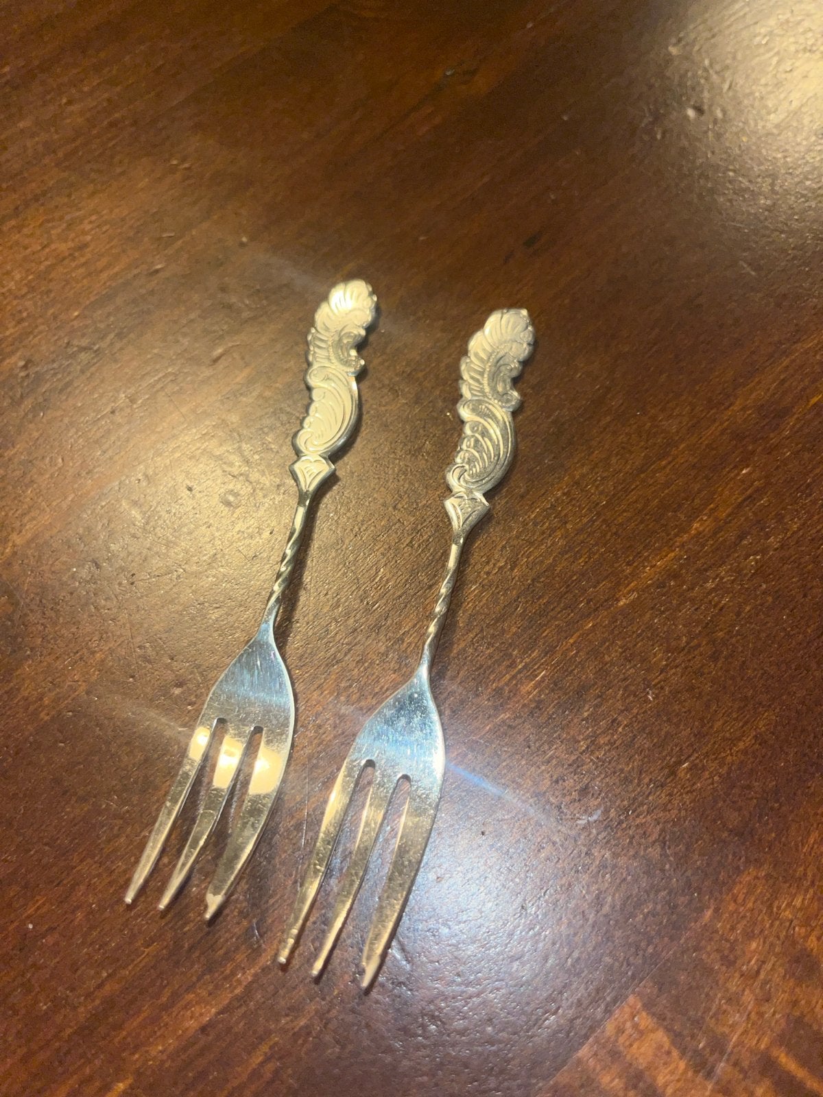 Twee sierlijke verzilverde gebaksvorkjes, Antiek en Kunst, Ophalen of Verzenden