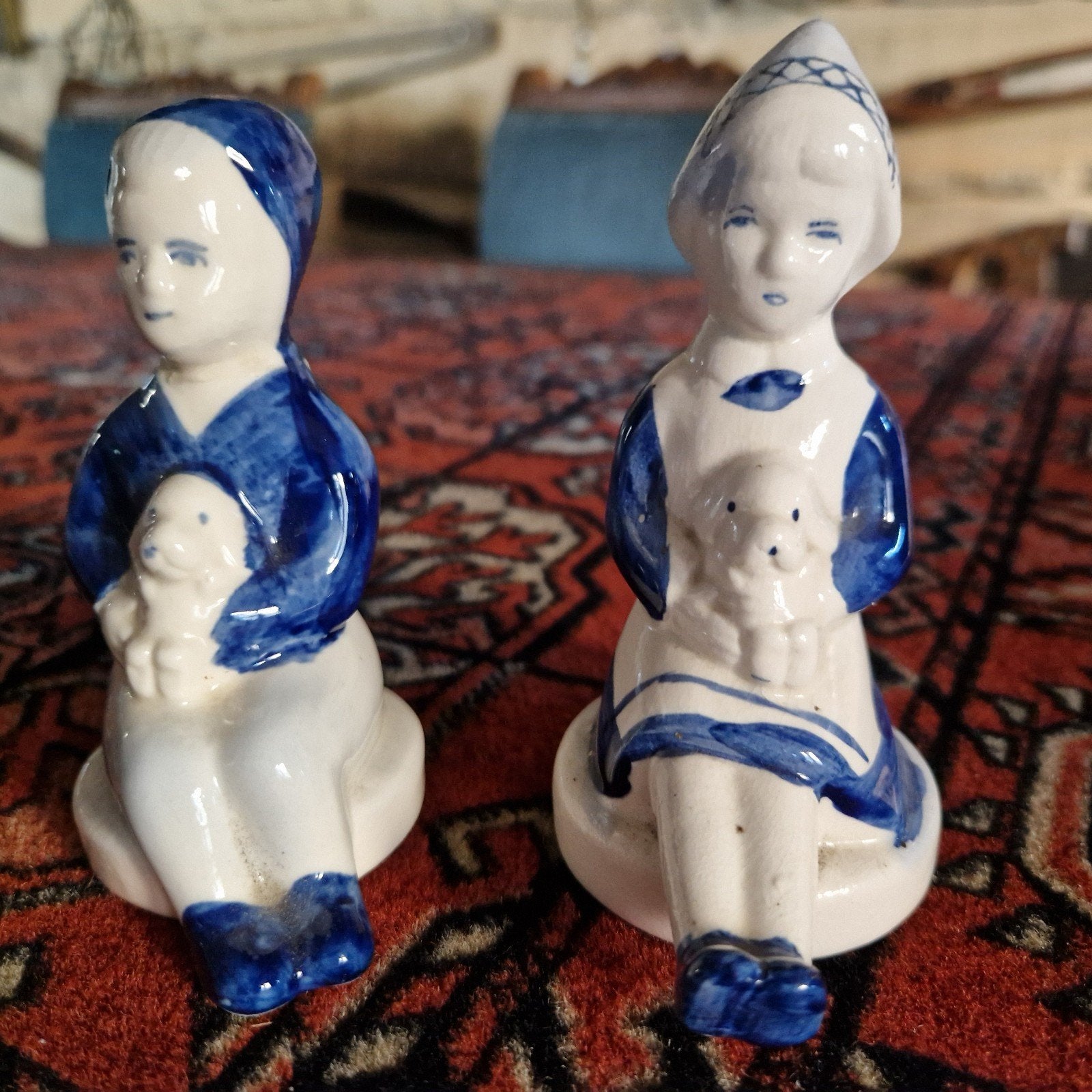 Delfts Blauw beeldjes: Meisje met hondje (set van 2), Ophalen