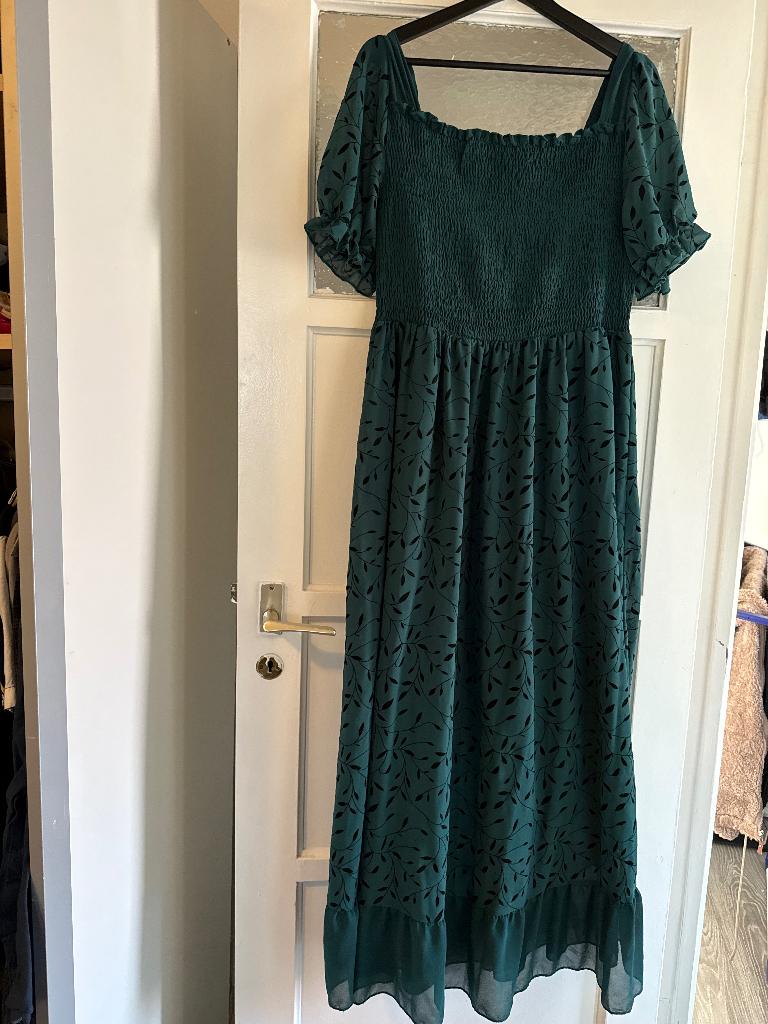 Groene jurk met blaadjes, Kleding | Dames, Jurken, Maat 46/48 (XL) of groter, Ophalen of Verzenden, Zo goed als nieuw, Onder de knie