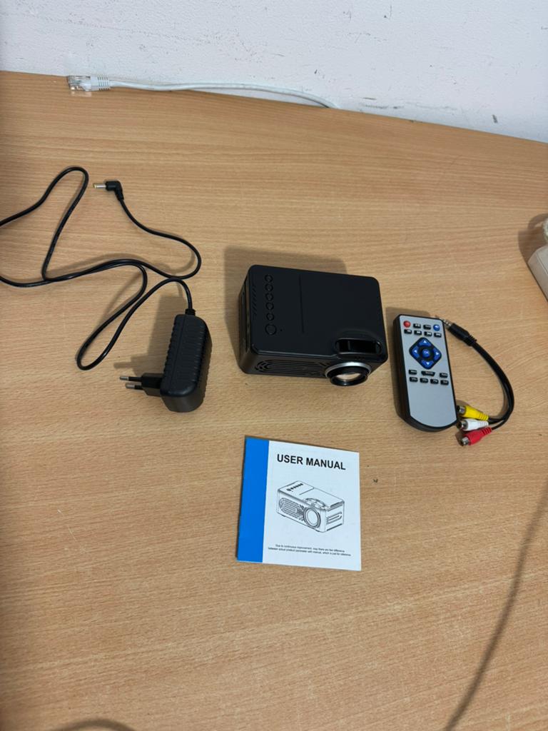 Mini Led Beamer met speaker / USB / TF / + AB / Handleiding, Audio, Tv en Foto, Beamers, Ophalen of Verzenden, Zo goed als nieuw