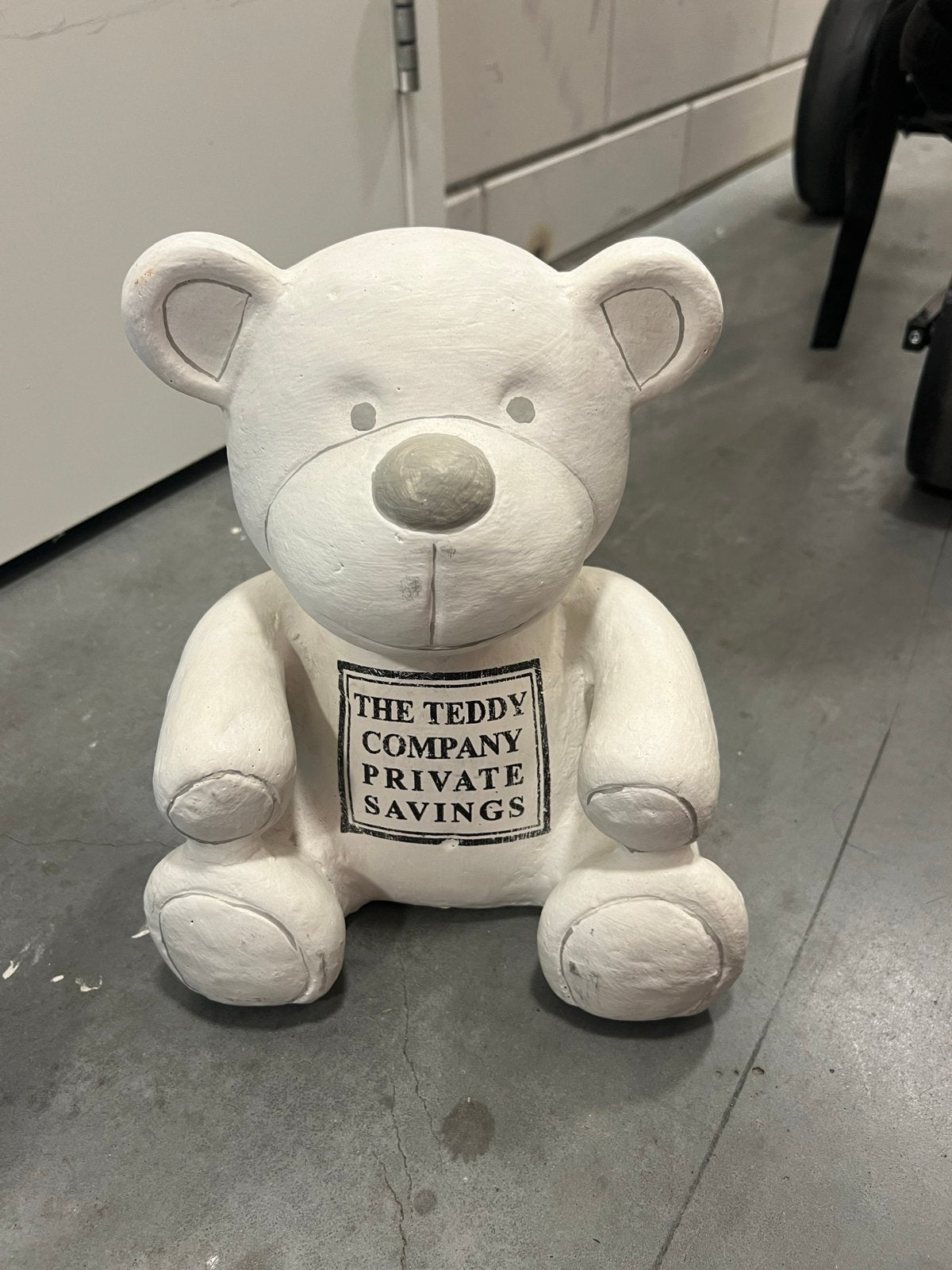 Witte Teddybeer Spaarpot - Riviera Maison, Verzamelen, Spaarpotten, Ophalen, Gebruikt, Steen, Aardewerk of Keramiek, Dier