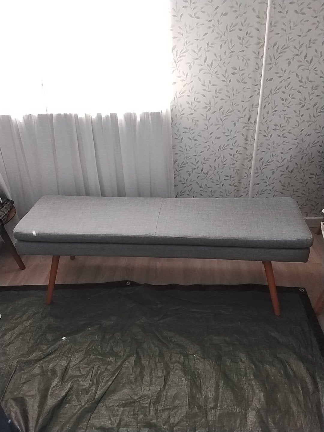 Grijs eetkamer/bankje met houten poten, Huis en Inrichting, Banken | Bankstellen, Ophalen, Minder dan 75 cm, Tweepersoons, Zo goed als nieuw