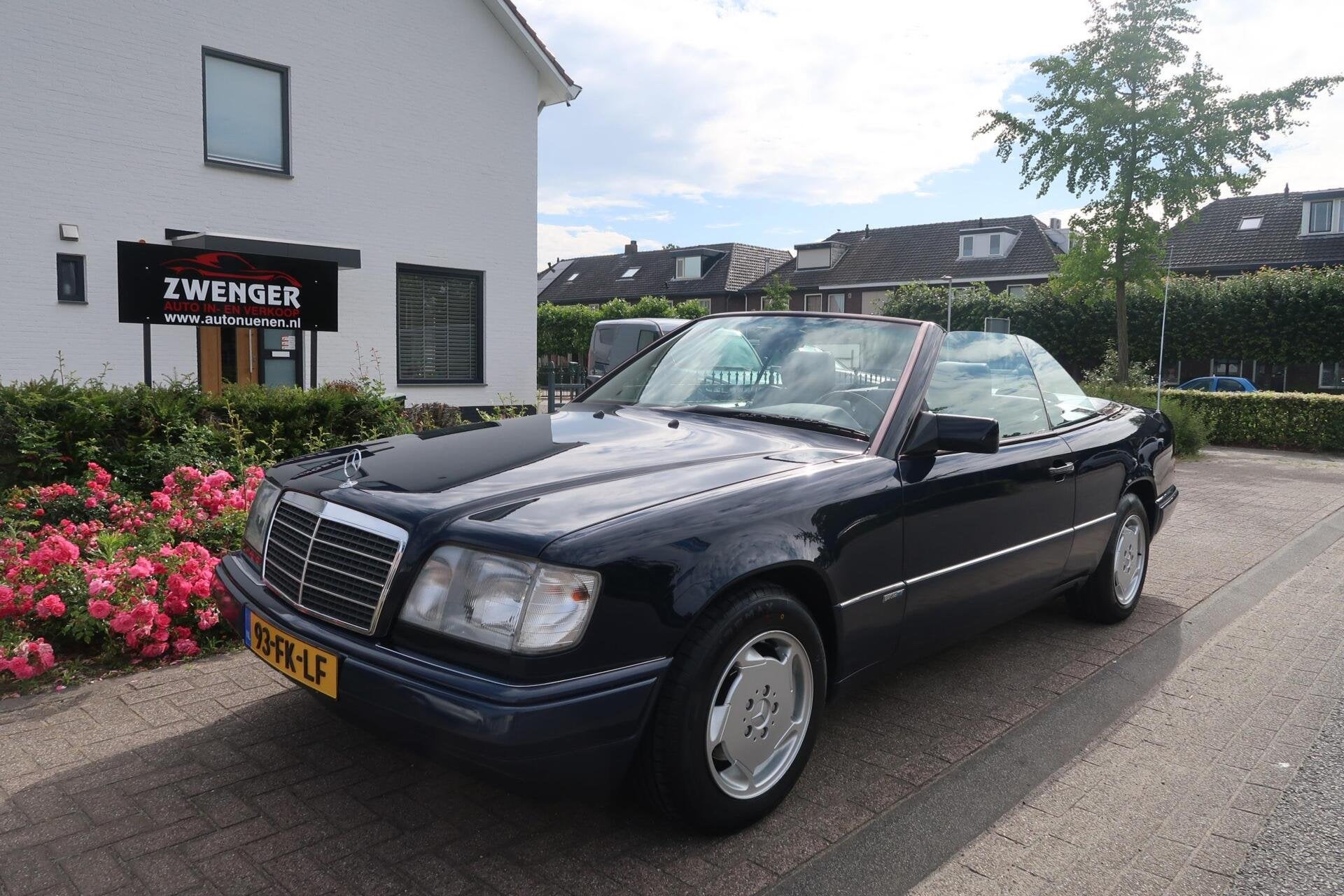 Mercedes E-klasse 220 SPORTLINE|NAVIGATIE|TREKHAAK|CRUISECON, Auto's, Achterwielaandrijving, Bedrijf, Handgeschakeld, Lederen bekleding