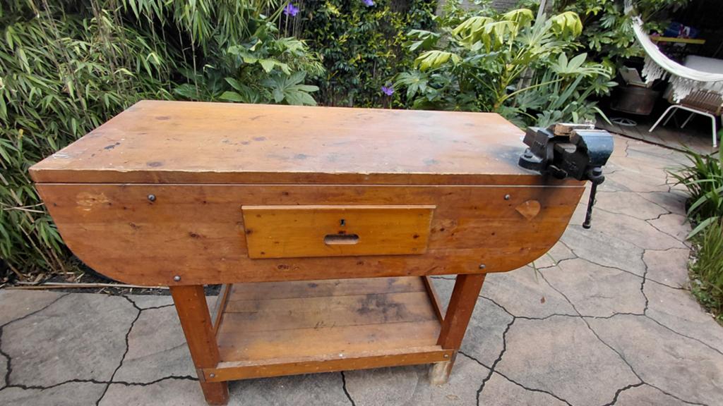 Robuuste houten werkbank met bankschroef en lade, Doe-het-zelf en Verbouw, Werkbanken, Ophalen, Gebruikt, 120 tot 170 cm, Bankschroef