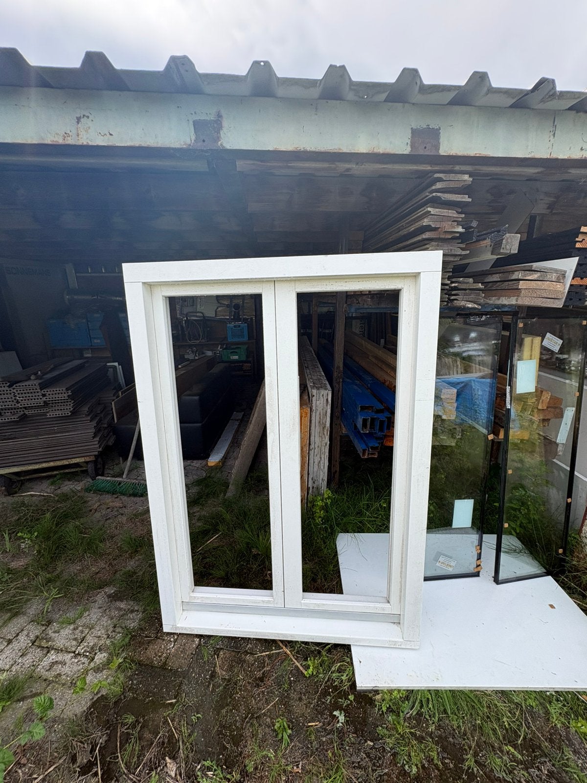 Nieuw hard hout kozijn met 2 openslaande ramen dubbel glas, Raamkozijn, Nieuw, 150 tot 225 cm, Inclusief glas