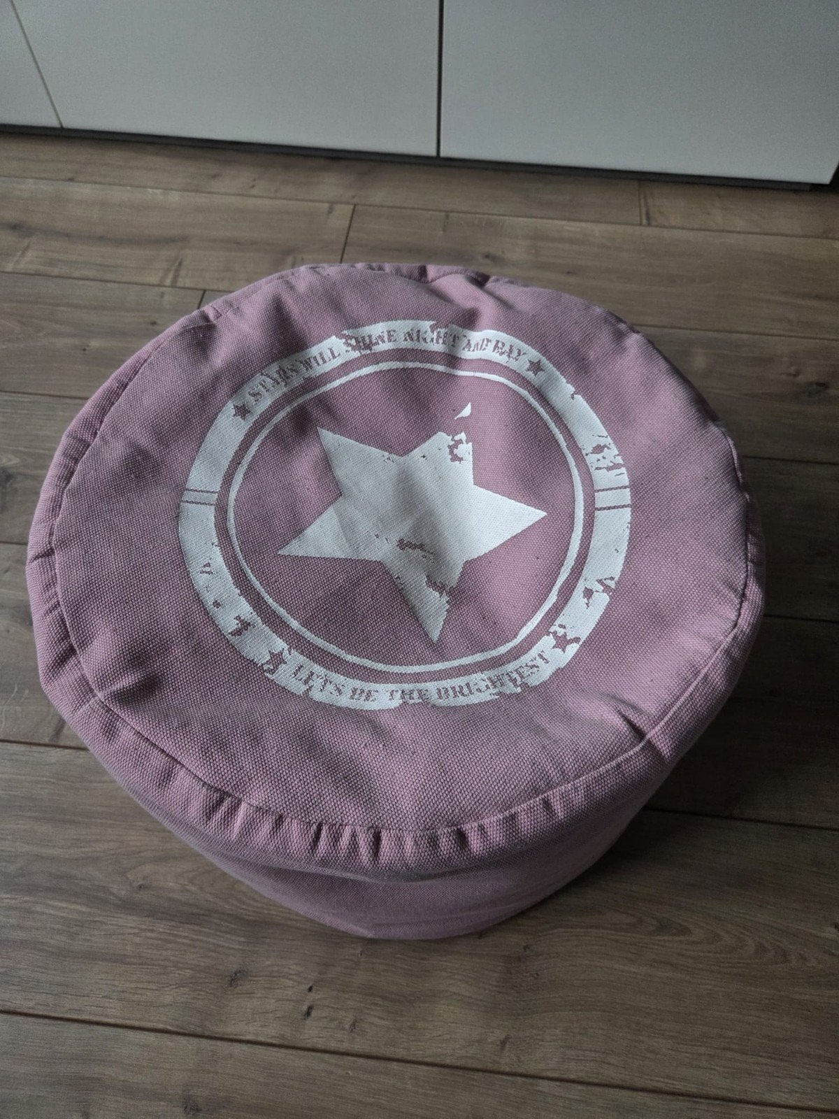 Roze poef met sterprint - Zo goed als nieuw, Ophalen, Minder dan 50 cm, Modern, kinderkamer, speels, Rond