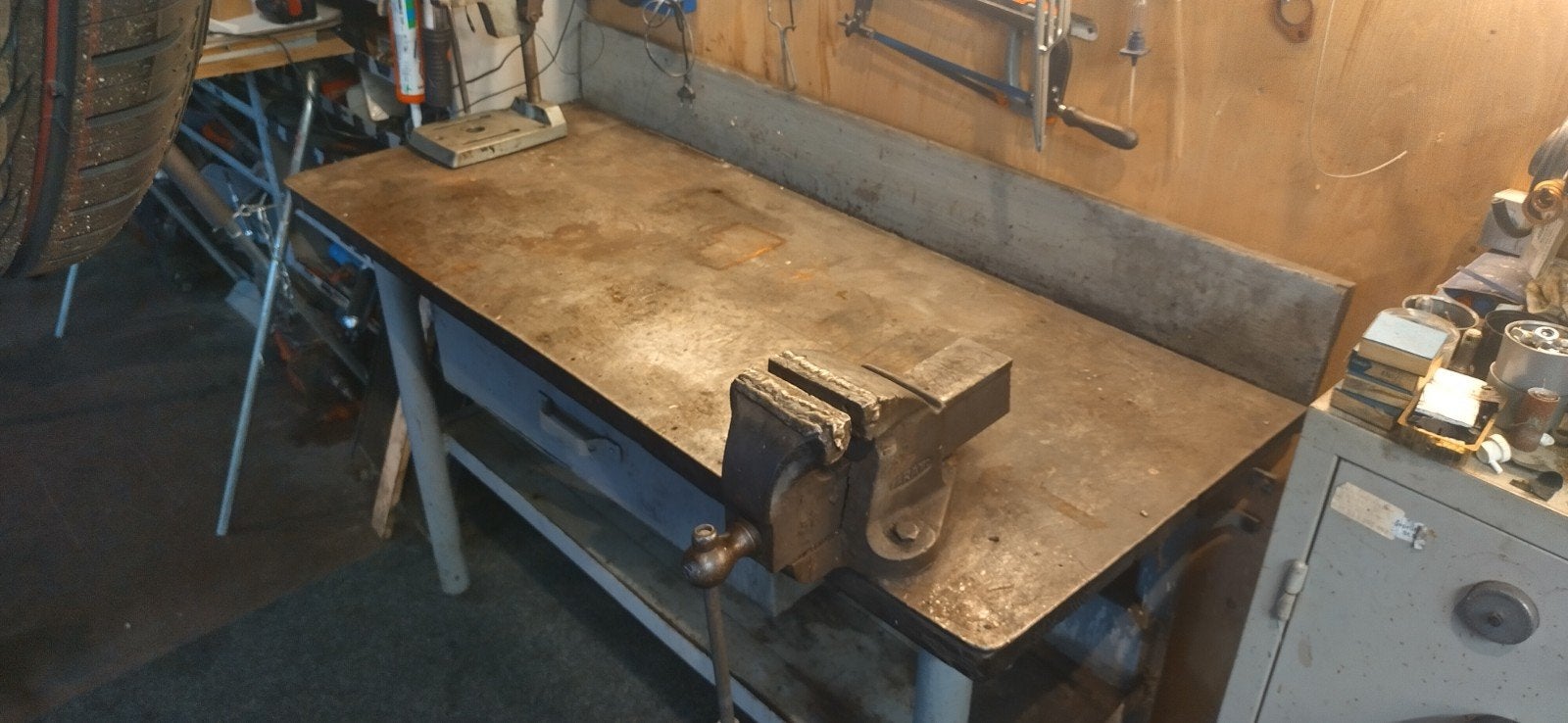Oldscool Robuuste werkbank met bankschroef en lade, Doe-het-zelf en Verbouw, Werkbanken, Ophalen, Gebruikt, Bankschroef