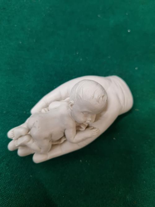 beeld baby op hand wit, Ophalen of Verzenden