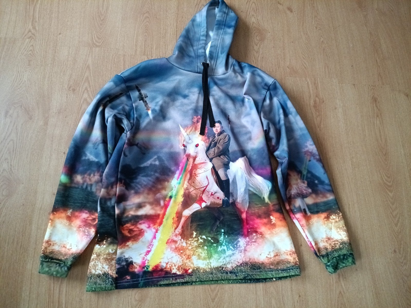 Unieke hoodie met Kim Jong-un op een eenhoorn, Maat 52/54 (L), Meerkleurig, Ophalen of Verzenden, Zo goed als nieuw