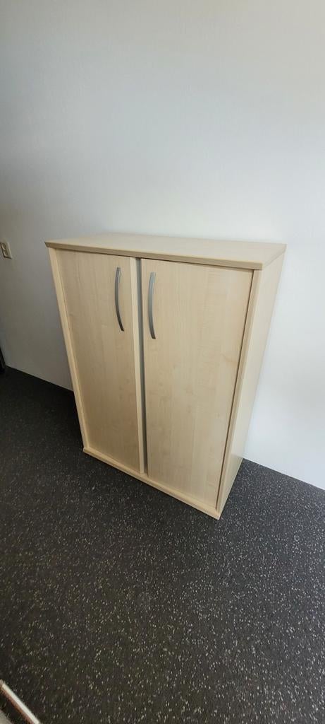 Compacte houten kast met twee deuren, Ophalen, Gebruikt